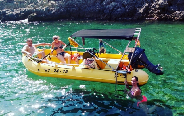 Lancha en la cala