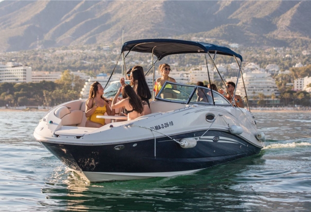Disfrutando con los amigos de un paseo en barco 