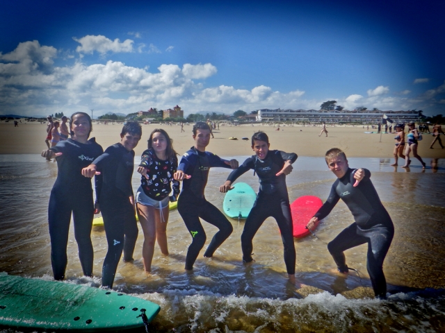 Alumnos de la clase de surf