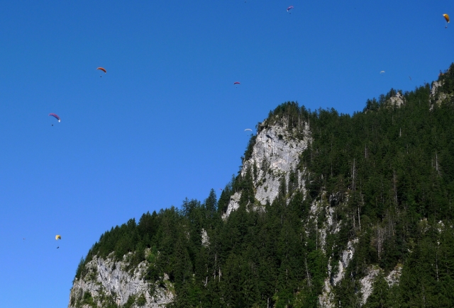 Parapente entre montanas