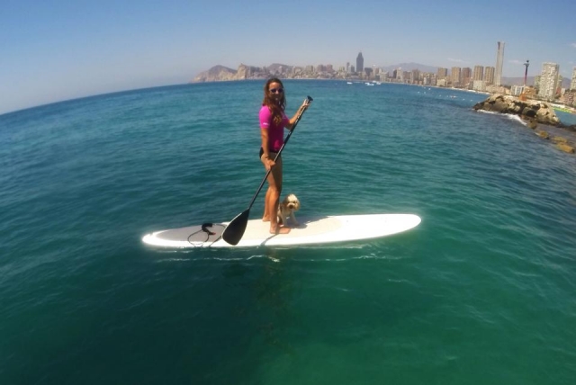 Sup en aguas color turquesa