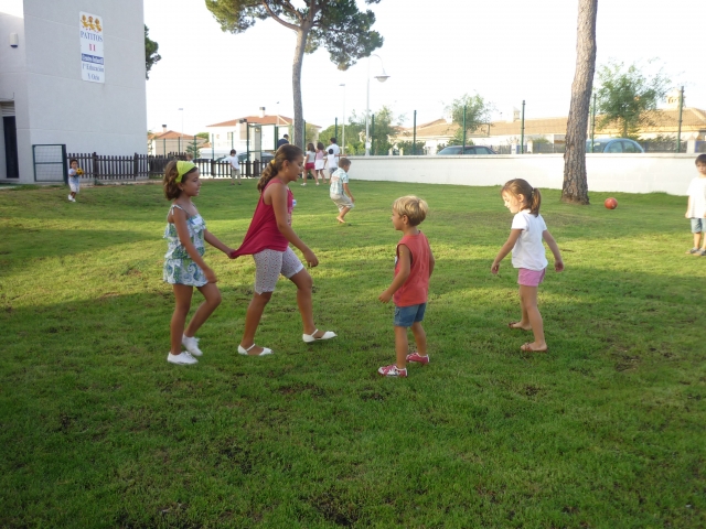 Peques jugando en los jardines