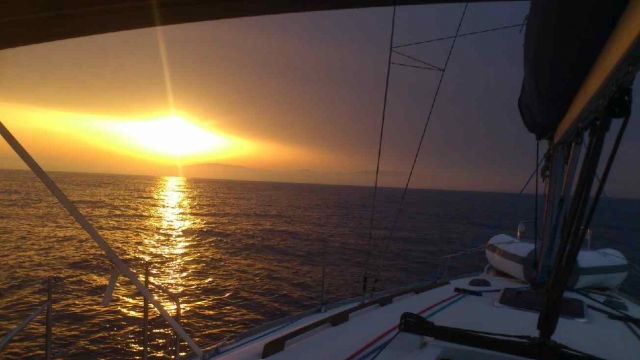  Sonnenuntergang auf dem Segelboot 