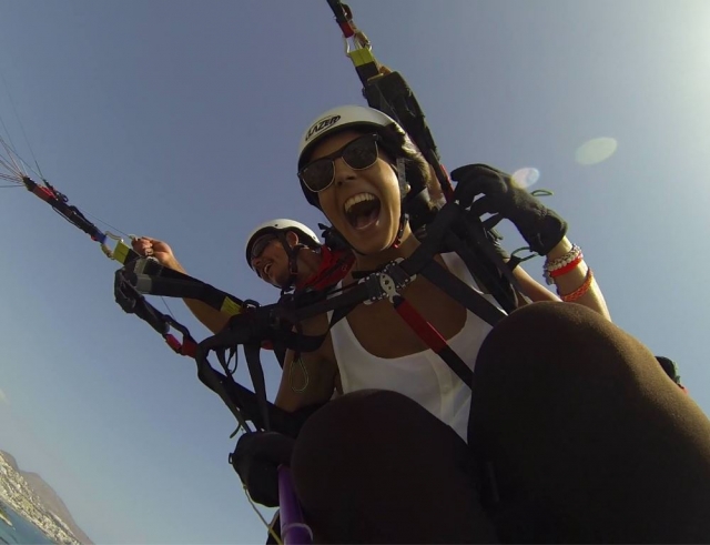 Emocionada duranle el vuelo