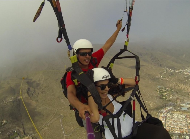 Parapenle entre las nubes canarias