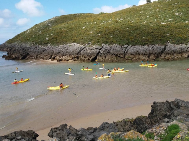 Kayaks en la costa de Celorio