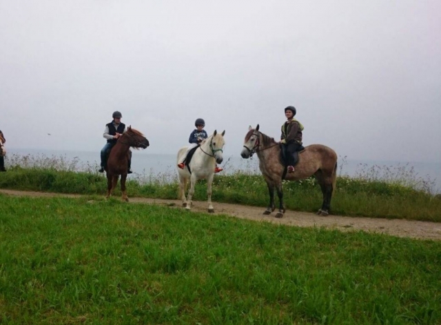 A caballo en grupo en Asturias desde Llanes