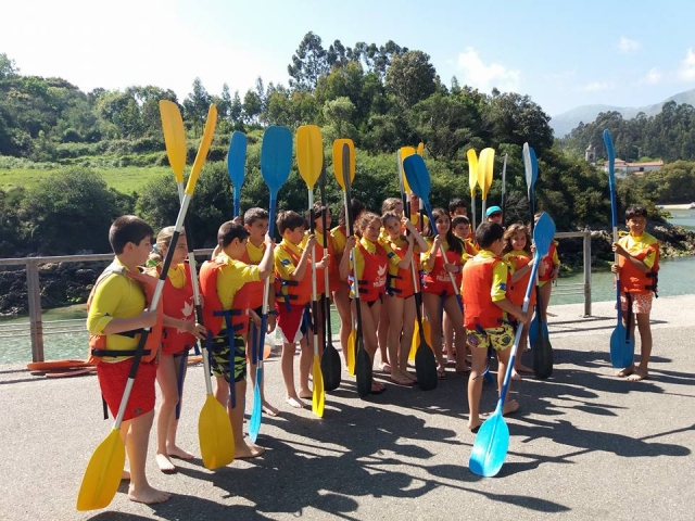 Peques preparados para los kayaks en Asturias