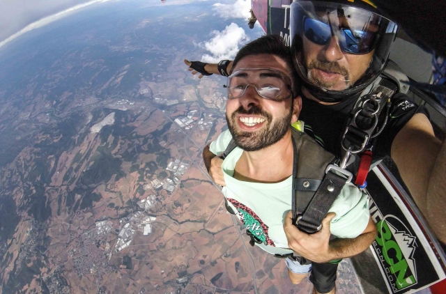Saltando del avion con el monitor