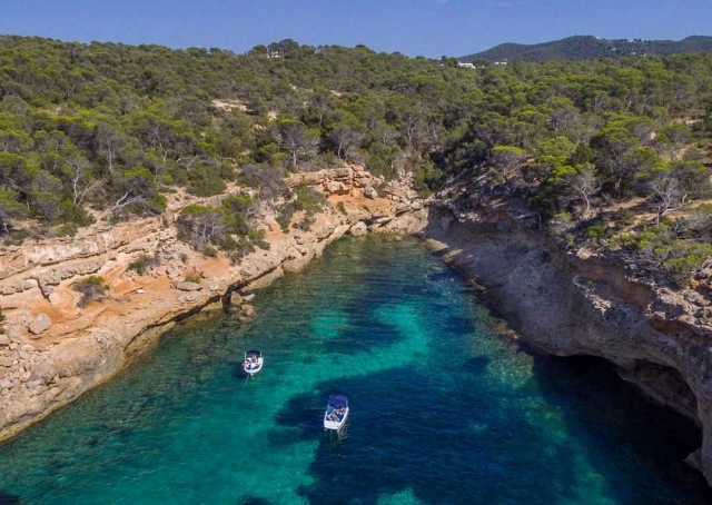  进入岛上最好的海湾 