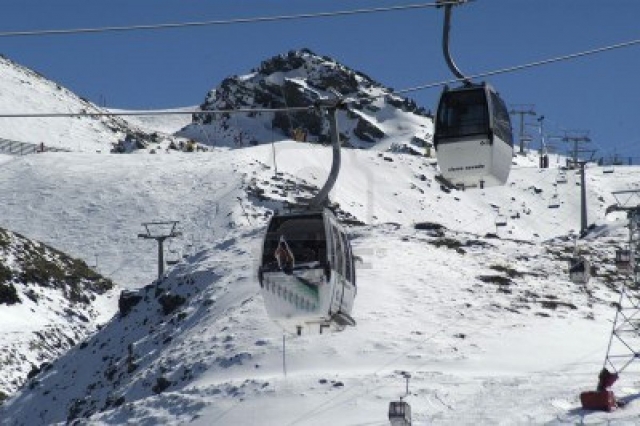 5596279-gondolas-en-la-estacion-de-esqui-de-sierra-nevada-go-nieve-esqui.jpg