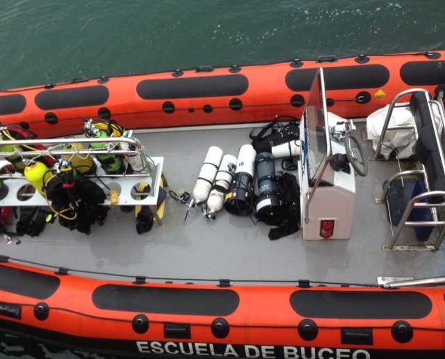  Bateau école de plongée 