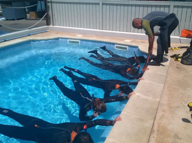 Pruebas de buceo en la piscina