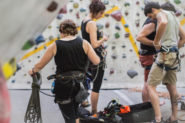 Preparando el material de escalada