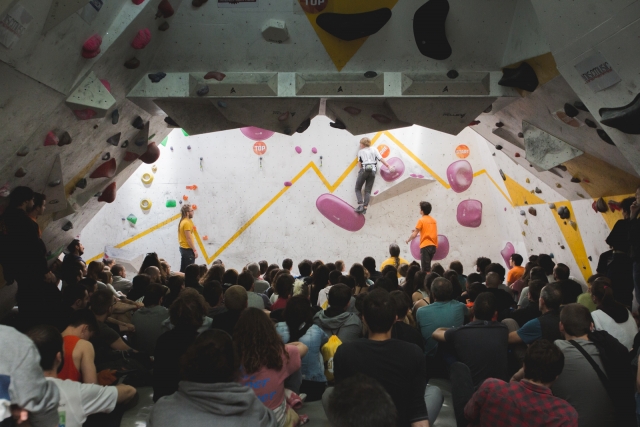 Demostración de escalada en el rocódromo