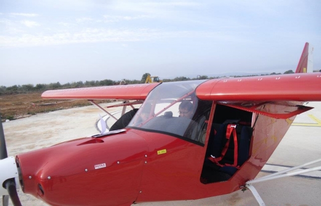 e-19689726-haciendo-las-comprobaciones-de-la-aeronave15719135498134.jpg