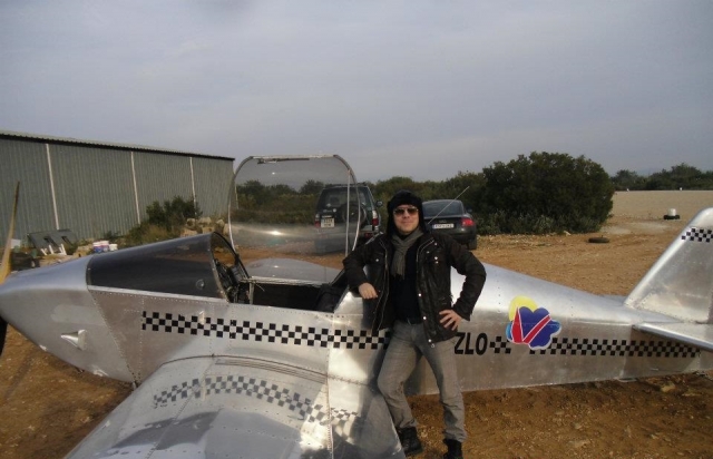 e-19689726-piloto-junto-a-la-avioneta15719135499875.jpg