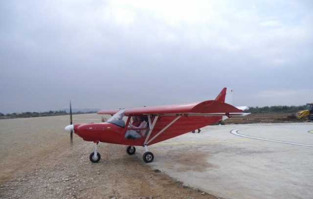 e-19689726-poniendo-en-marcha-la-avioneta-para-volar15719135443606.jpg