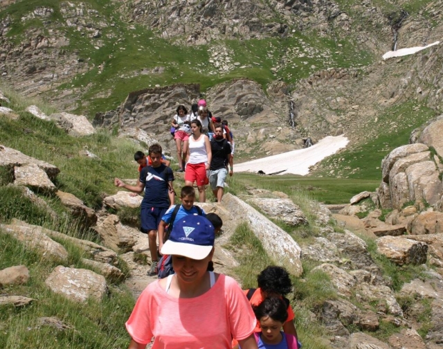 Alumnos saliendo de excursion