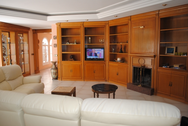 Salon de la casa con monitor de tv
