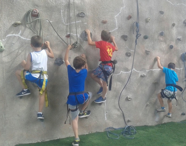  Gruppe in der Kletterwand in Toledo