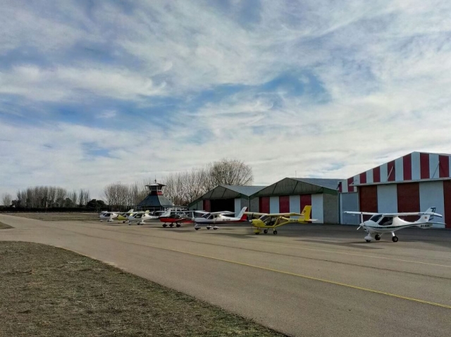 Aeronaves frente a los hangares