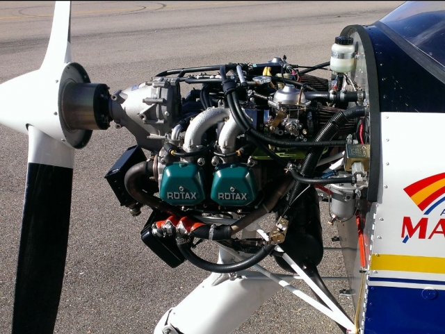 Revisando el motor del avion