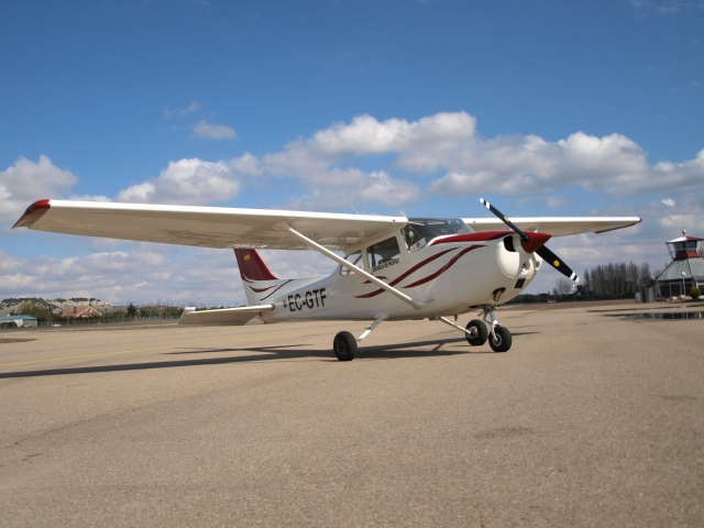 Avion en mitad de la pista