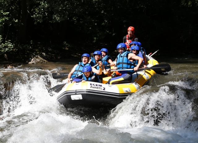  Crossing the rapid with rafting 