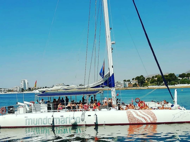 Barco para ver especies marinas en la costa de Málaga