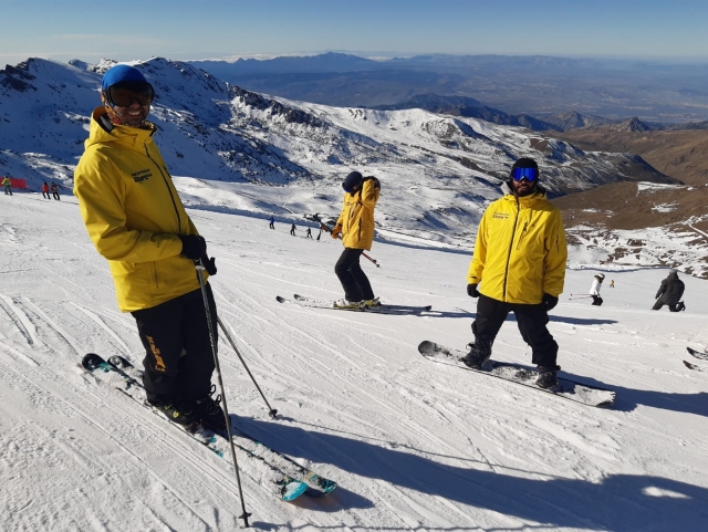 Maestri di sci e snowboard in Sierra Nevada 