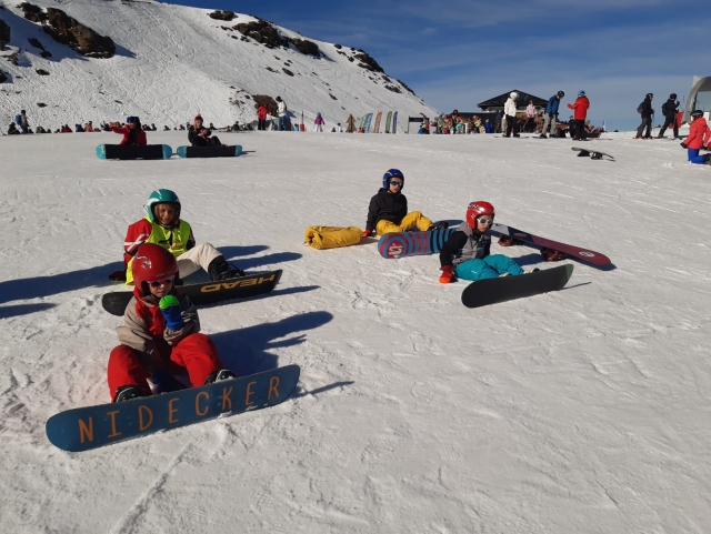  Bambini che imparano a fare snowboard 