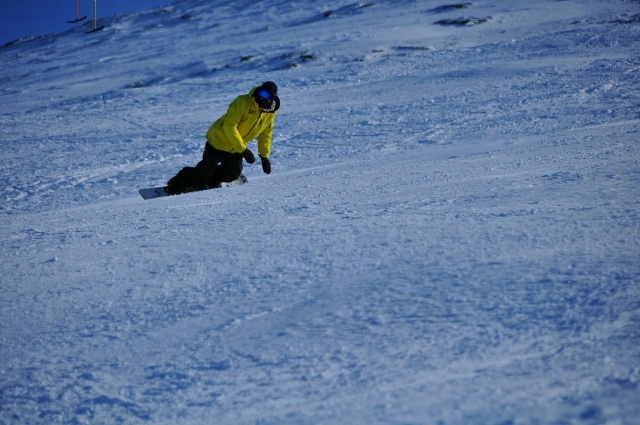  Maestro di snowboard nel corso sulla neve