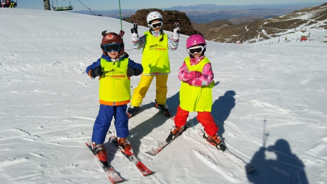  I bambini imparano a sciare in Sierra Nevada 
