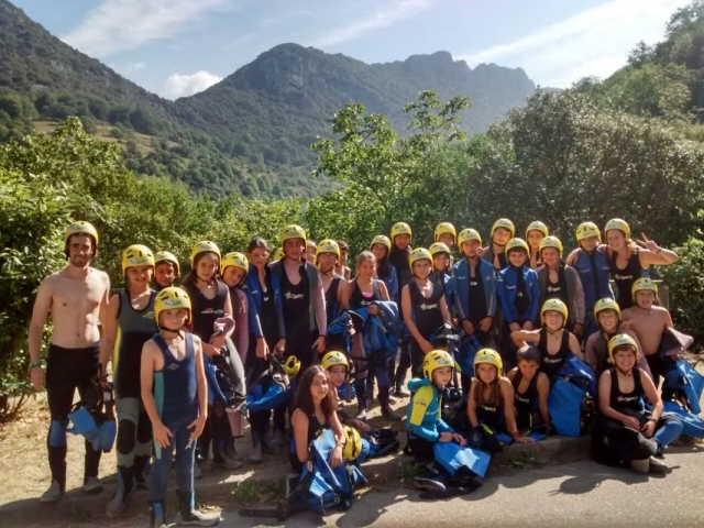 Probando el barranquismo duranle el campamento 