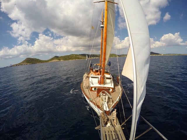 Disfrutando del velero en pareja
