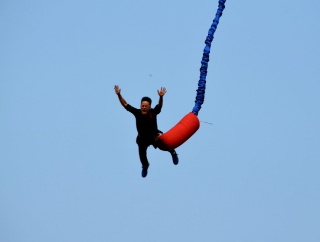  Ouvrir les mains après le saut 