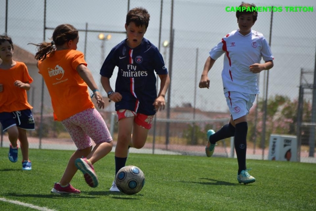  Fußball spielen im Camp 