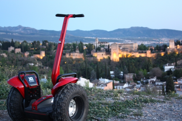  Segway con la città sullo sfondo 