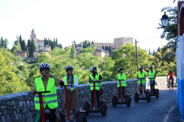  Su un Segway con giubbotti riflettenti