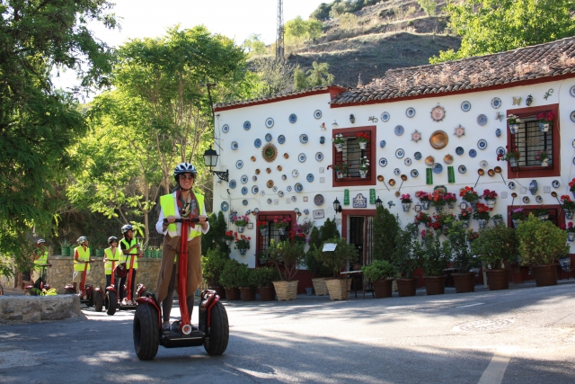  Segway davanti a una casa decorata 