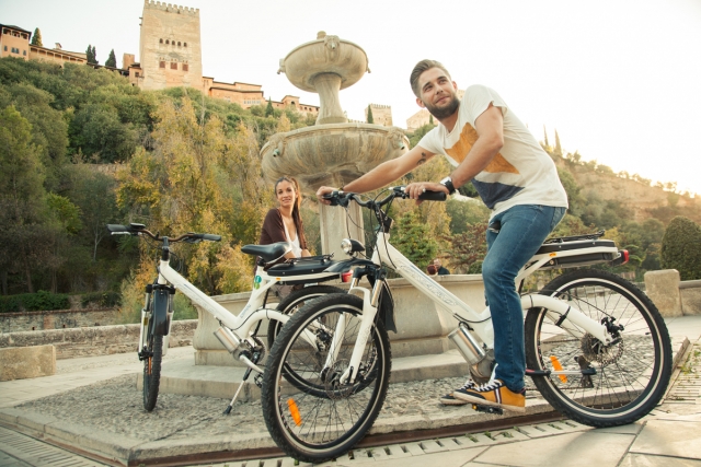  Bici elettriche accanto alla fontana 