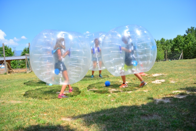 Jugando con burbujas en el campamento