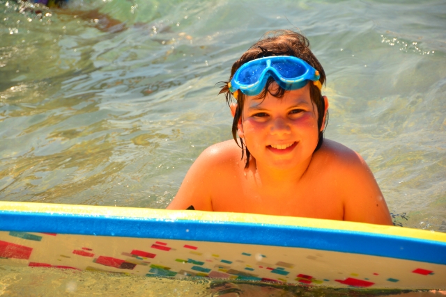 Con tabla y gafas de snorkel