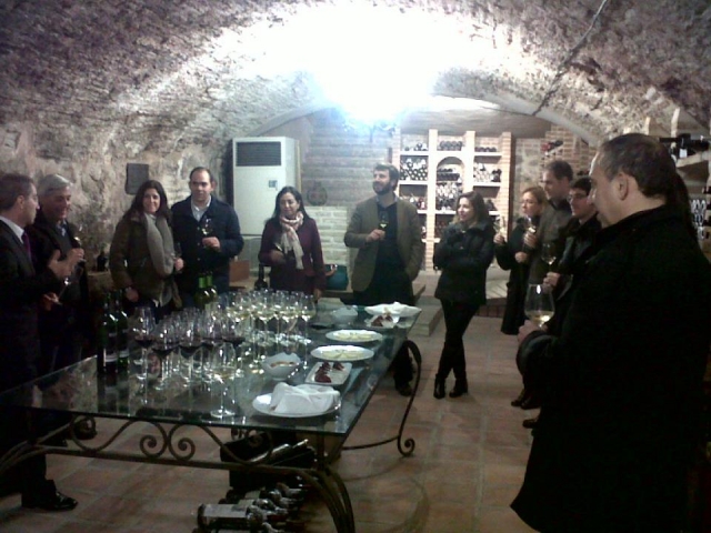 分享美酒、聊天 