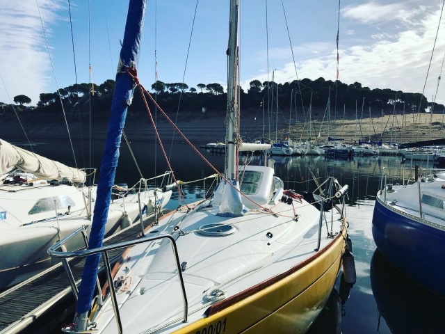Barcos en el muelle del embalse