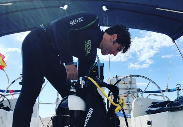 Equipo de buceo para el mantenimiento del barco