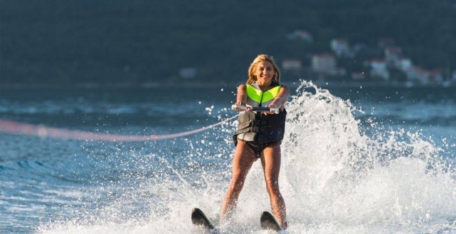  Moving forward with water skis 