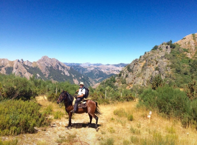 Paseando a caballo por las montanas leonesas