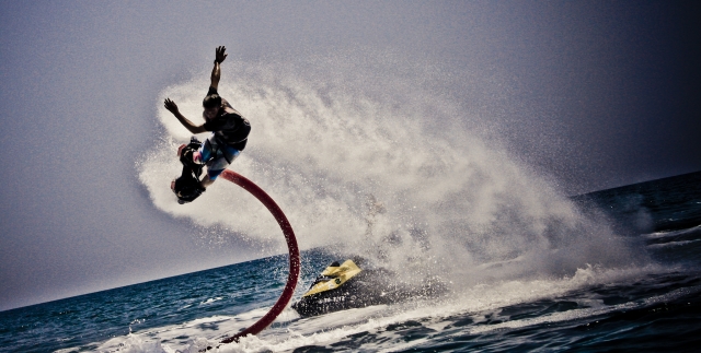  在海上练习 Flyboard 